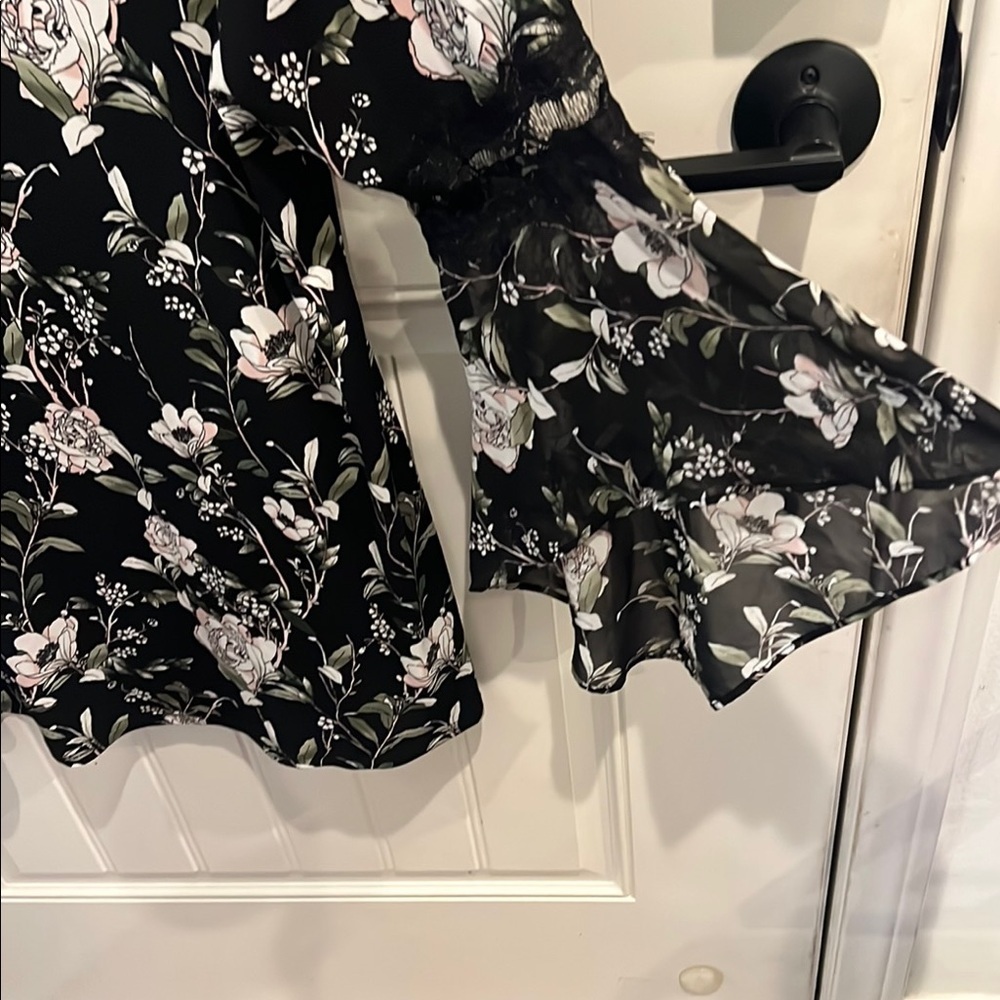 Alfani Large Graphic Floral flowy Flutter Sleeve BOHO Blouse in Black - Picture 4 of 8
